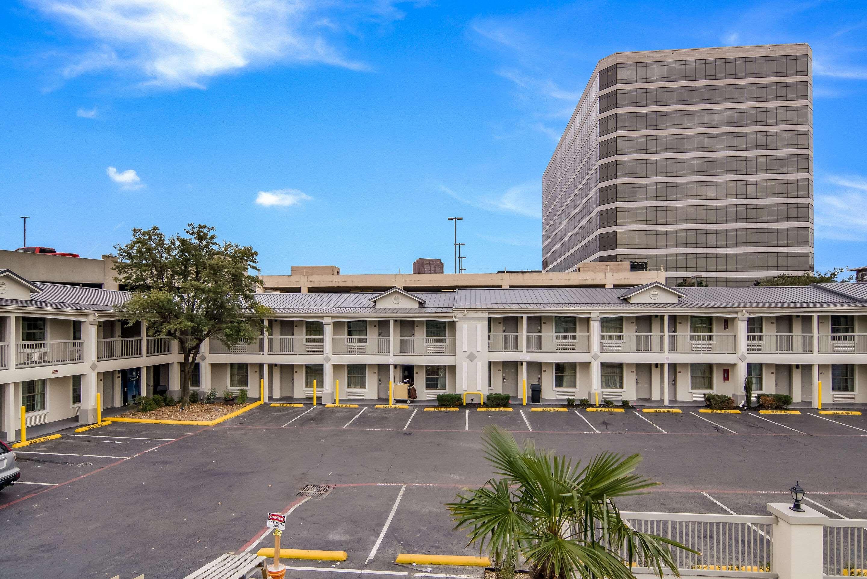 Quality Inn & Suites Dallas-Cityplace Exteriör bild